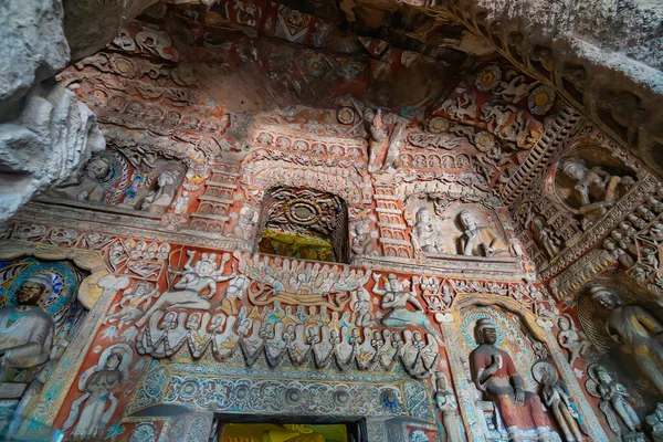 Duvarlarında heykeller, tavanlar ve oyuklar olan Budist mağaraları. Datong yakınlarındaki Yungang Grottoes, Shanxi Eyaleti, Çin