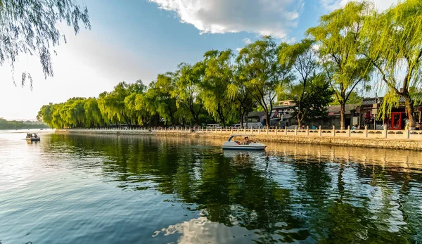 Günbatımında Çin panoraması tekne gezisiyle rahatlıyor. Pekin Parkı, Pekin Çin 