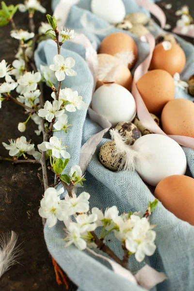 Прекрасна Листівка Великодніми Яйцями Мікс Біло Коричневого Курчати Перепелиних Яєць — стокове фото