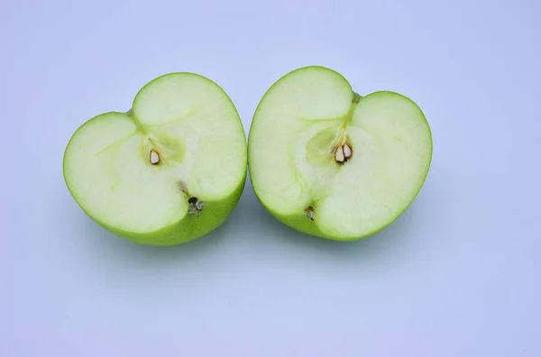 흰 배경에는 싱싱 한 녹색 사과가 분리되어 있다. 길을 끊는 모습 — 스톡 사진
