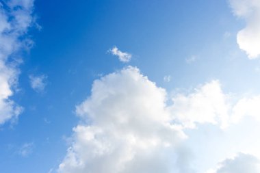 Doğa parlak mavi gökyüzü beyaz bulutlar kara zemin üzerinde. Bev bugün