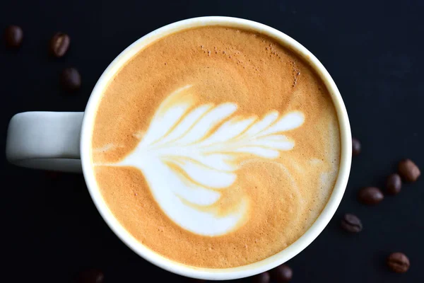Vue de dessus de latte art, sur la table en bois sombre ont beaucoup de café b — Photo