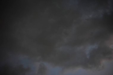 Siyah bir arka plan üzerinde siyah gökyüzü bulutları, güneş arka siyah batan