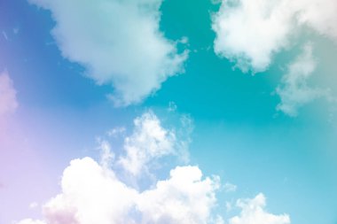 Parlak gökyüzü ve bulutlu pembe ve mavi pastel ton rengi.  