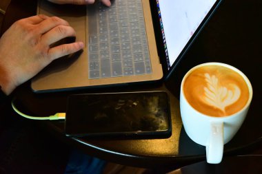 Rayong Tayland 04 Haziran 2019 Adam bilgisayar oynamak ve ona yakın 