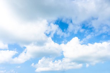 Doğa parlak mavi gökyüzü beyaz bulutlar kara zemin üzerinde. Bev bugün