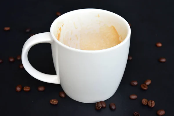 La tapa vacía de café en la mesa de madera oscura tienen muchos coff — Foto de Stock