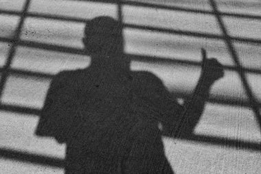 Sokakta insan apper gölgesi. 