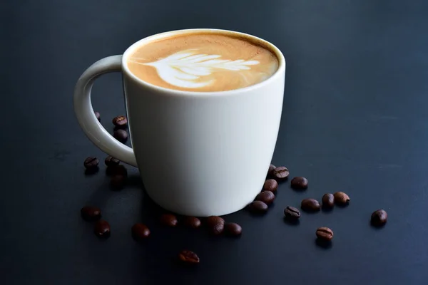 Vue de dessus de latte art, sur la table en bois sombre ont beaucoup de café b — Photo