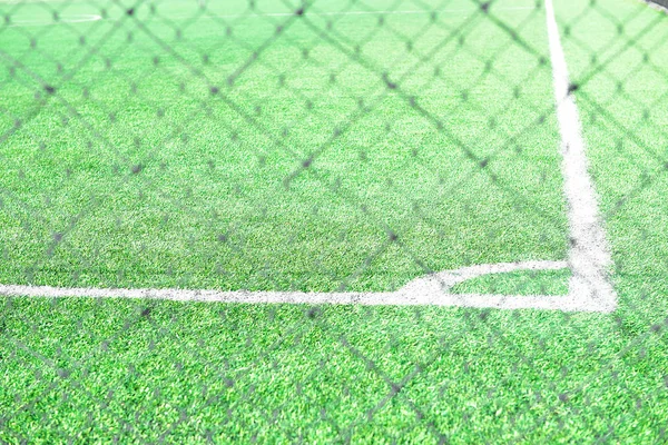 Weiße Linie Fußball Ecke auf dem grünen Feld — Stockfoto