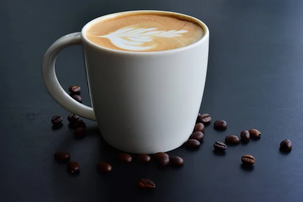 Vista superior del arte del café con leche, en la mesa de madera oscura tienen muchos café b — Foto de Stock