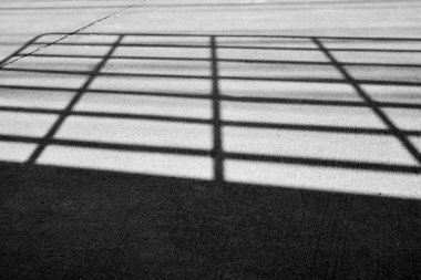 Sokakta araba ızgara apper gölgesi. 