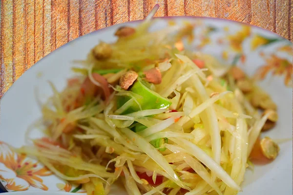 Salada de mamão verde picante estilo tailandês. Comida tailandesa picante no backgrou — Fotografia de Stock