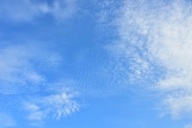 Mavi gökyüzü beyaz bulut beyaz arka plan. Güzel gökyüzü ve bulutlar 