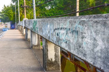 Teknoloji iletişim kulesi , Uydu anteni ile Tv Anteni a