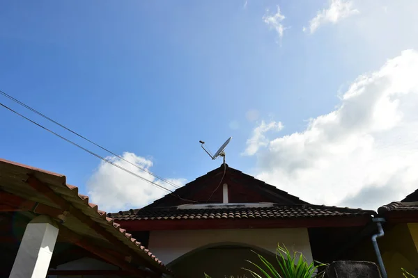 Biru langit putih awan latar belakang putih. Langit yang indah dan awan — Stok Foto