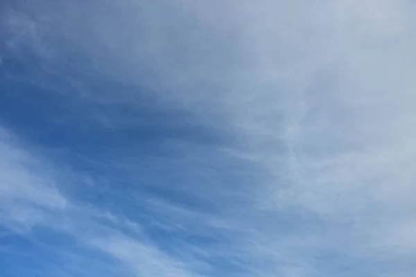 Синее небо белое облако на белом фоне. Красивое небо и облака — стоковое фото