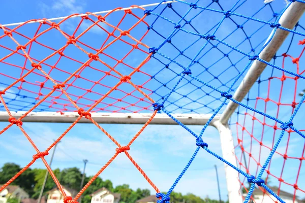 Torpfosten auf grünem Feld, weiße Linie Fußballecke auf grünem Rasen — Stockfoto