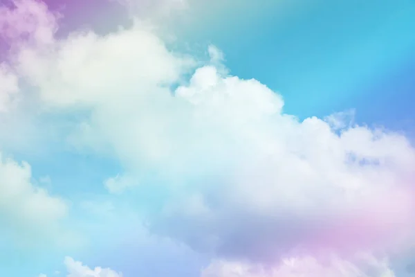 Cielo brillante y nube colorido rosa y azul pastel tono de color. — Foto de Stock