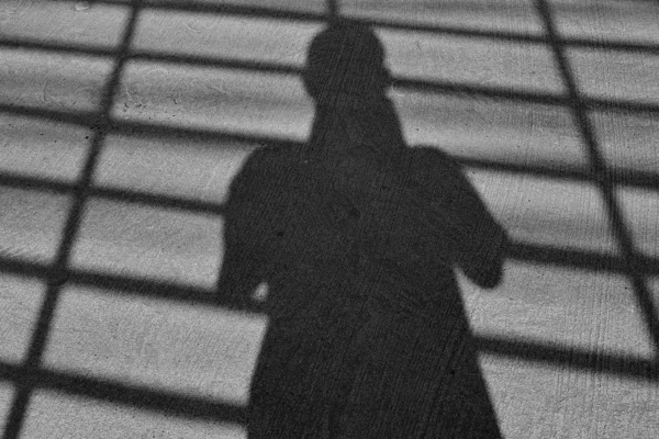 路上の人間のアパーの影. — ストック写真