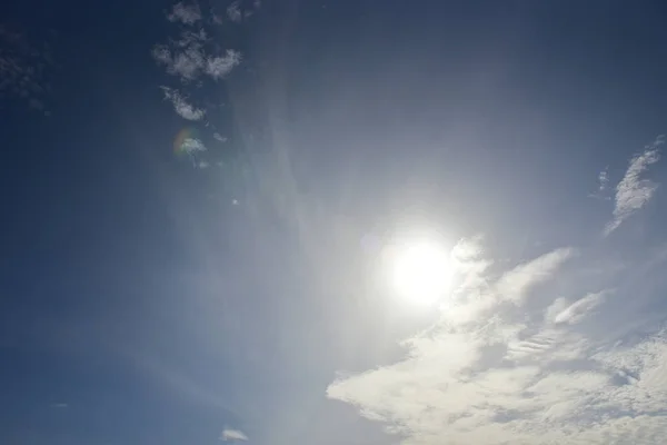 Blauer Himmel weißer wolkenweißer Hintergrund. schöner Himmel und Wolken — Stockfoto