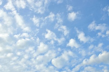 Arka plan için mavi gökyüzü ve beyaz bulutlar