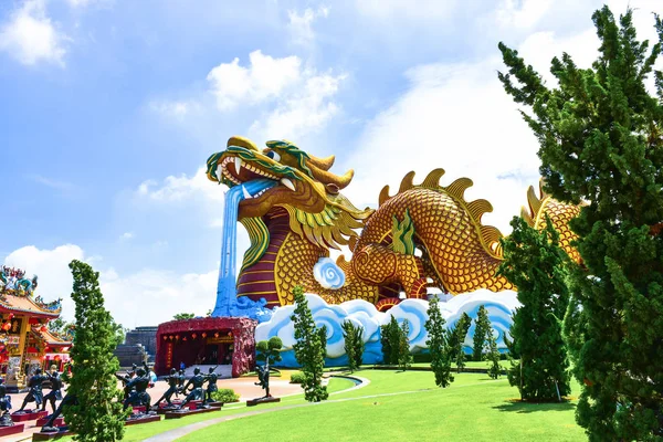 Suphanburi citythailand May 27 2018 Unidentified Huge dragon sta — стокове фото