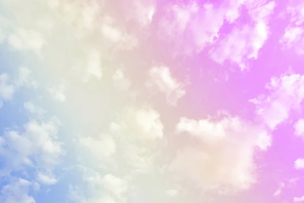 Himmel och moln med pastell färgglada bakgrund . — Stockfoto