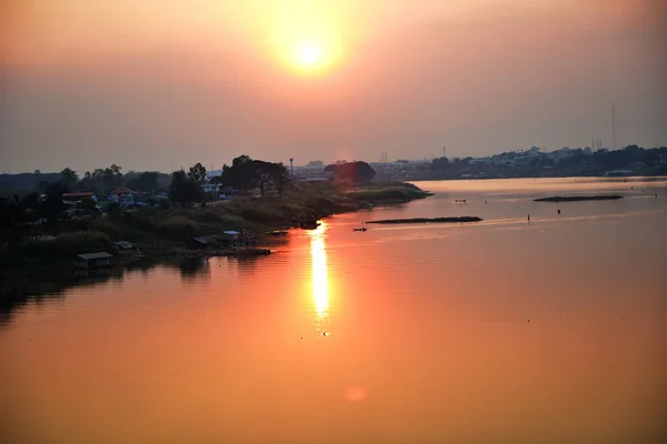 Sonnenuntergang am chao phraya Fluss an der dechatiwong Brücke, nakhon sa — Stockfoto