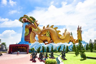 Suphanburi şehri Tayland 27 Mayıs 2018 Suphanburi Tayland 'da tanımlanamayan dev ejderha heykeli. Yeni Yıl Fener Festivali, Ejderha Çin Yeni Yılı.