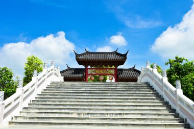 Suphanburi şehri Tayland 27 Mayıs 2018 Kimliği belirlenemeyen turistler Çin şehrini ziyarete gelirler, Suphanburi Tayland 'daki Shrine Park' taki ejderha yuvası.