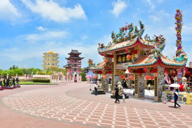 Suphanburi şehri Tayland 27 Mayıs 2018 Suphanburi Tayland 'da tanımlanamayan dev ejderha heykeli. Yeni Yıl Fener Festivali, Ejderha Çin Yeni Yılı.