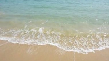 Güzel mavi gökyüzü kumlu sahilde beyaz bulut. 