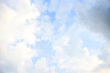 Arka plan için mavi gökyüzü beyaz bulutları