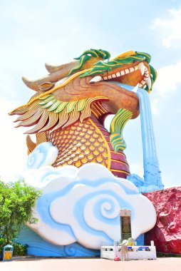 Suphanburi şehri Tayland 27 Mayıs 2018 Suphanburi Tayland 'da tanımlanamayan dev ejderha heykeli. Yeni Yıl Fener Festivali, Ejderha Çin Yeni Yılı.