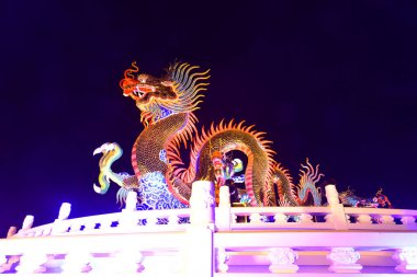 Nakhon sawan şehri Tayland turistleri Çin Yeni Yıl Fener Festivali, Ejderha Çin Yeni Yılı ve Çin Ejderha Feneri 'ni ziyarete geliyor.