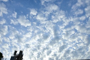 Arka plan için mavi gökyüzü ve beyaz bulutlar