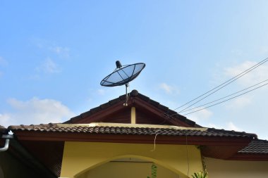 Telekomünikasyon televizyon anteni, radyo, siluet ve mavi gökyüzündeki teknolojidir.