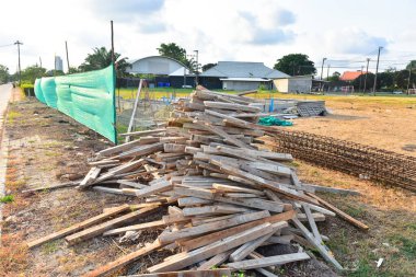 Rayong, Tayland - 25 Mart 2020 Tanımlanamayan iş, inşaat, takım çalışması ve inşaat işçileri bölgede çalışıyor.