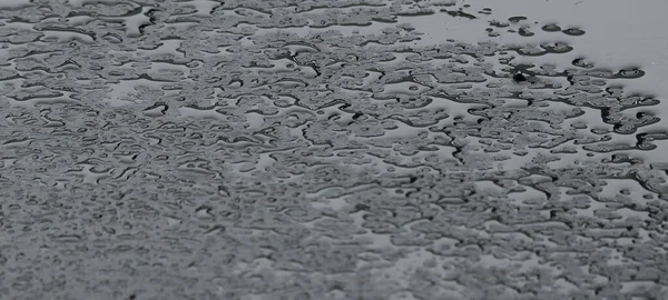 Yağmur Yağdığında Çatıdan Çekiliyor Çelikten Yapılmış Borusu Betonla Çevrili — Stok fotoğraf