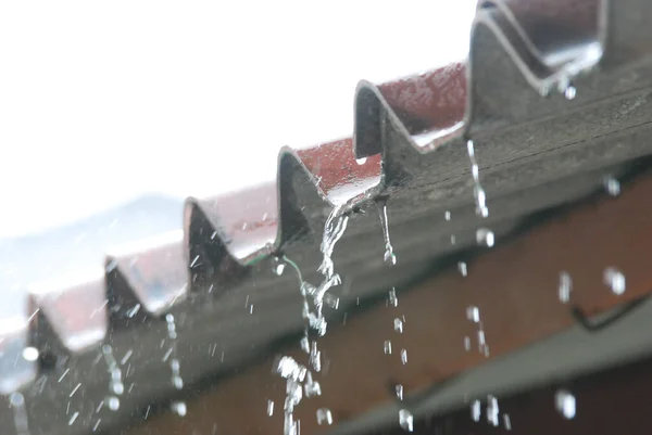 Drenos Telhado Momento Chuva — Fotografia de Stock