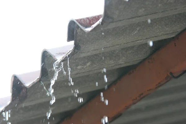 Los Drenajes Del Techo Momento Lluvia — Foto de Stock