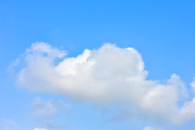 Mavi gökyüzü beyaz bulut arkaplanı. Güzel gökyüzü ve bulutlar öğleden sonra.