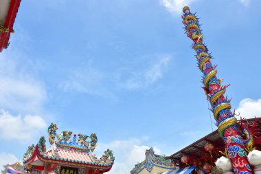 Suphanburi şehri Tayland 27 Mayıs 2018 Suphanburi Tayland 'da tanımlanamayan dev ejderha heykeli. Yeni Yıl Fener Festivali, Ejderha Çin Yeni Yılı.