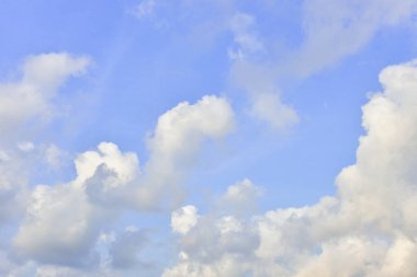 Arka plan için mavi gökyüzü beyaz bulutları