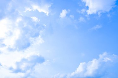 Mavi gökyüzü beyaz bulut arkaplanı. Güzel gökyüzü ve bulutlar öğleden sonra.