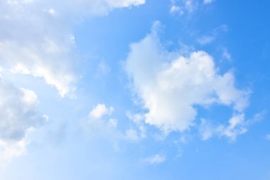 Mavi gökyüzü beyaz bulut arkaplanı. Güzel gökyüzü ve bulutlar öğleden sonra.