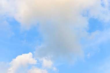 Arka plan için mavi gökyüzü beyaz bulutları