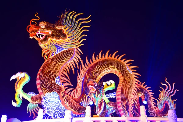 ナコンサワン市タイ観光客は 中国の旧正月ランタンフェスティバル ドラゴン中国の旧正月 中国のドラゴンランタンを訪問するようになります — ストック写真