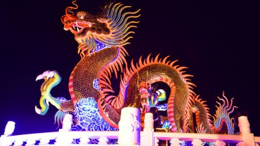 Nakhon sawan şehri Tayland turistleri Çin Yeni Yıl Fener Festivali, Ejderha Çin Yeni Yılı ve Çin Ejderha Feneri 'ni ziyarete geliyor.
